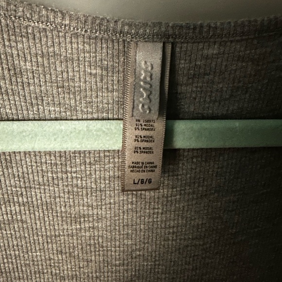 Skims - Picture 3 of 3